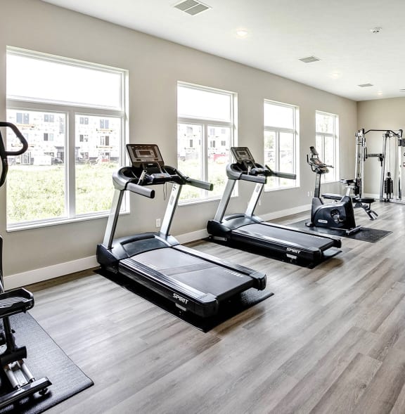 the gym at the monarch luxury apartments in des plaines