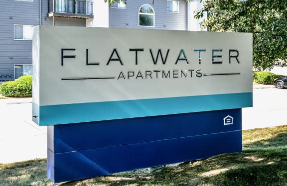 a sign that says flatwater apartments