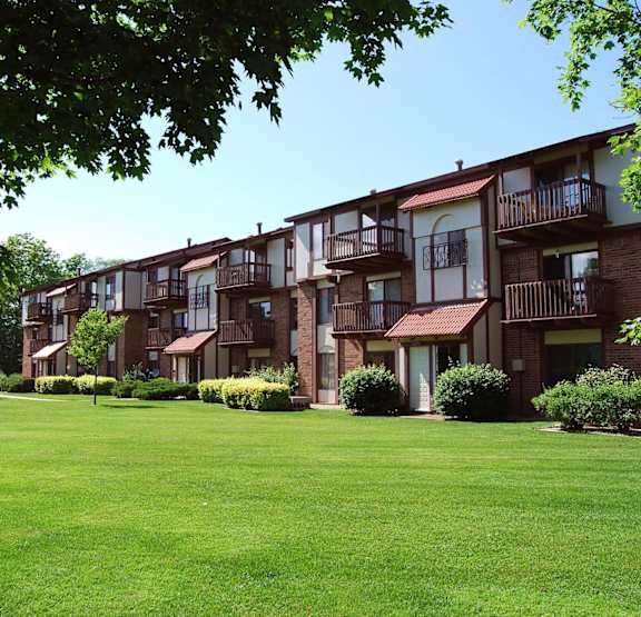 Well maintained lawns at Madeira Apartments, Kalamazoo, MI, 49001