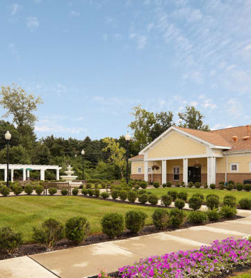 Garden Courtyard at Spring Manor Senior Apartments in Poughkeepsie, NY