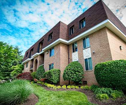 Oakton Park Apartments Unit Building Photo