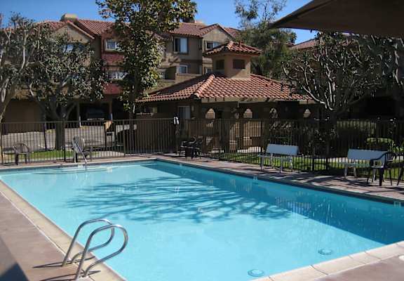 Grande Vista Apartments swimming pool and picnic area.