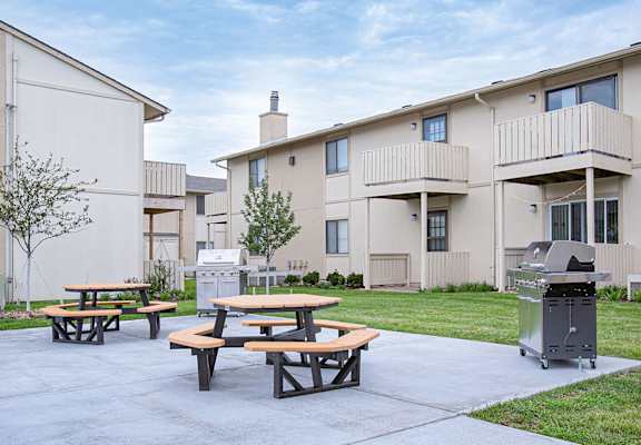 outdoor picnic area at ponderosa apartments