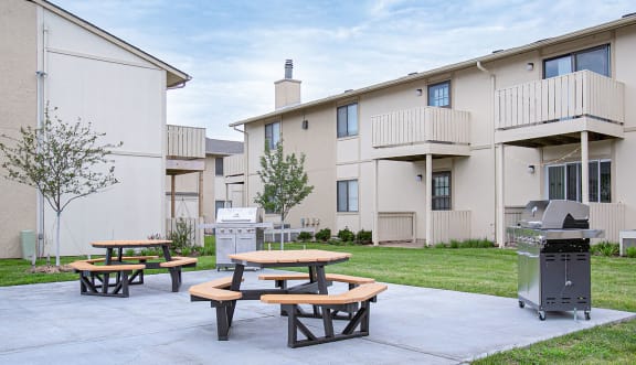 outdoor picnic tables at ponderosa apartments