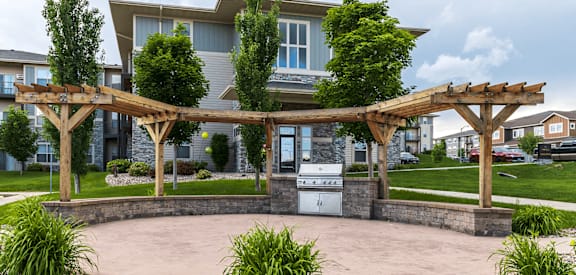 A modern house with a patio and a pergola.