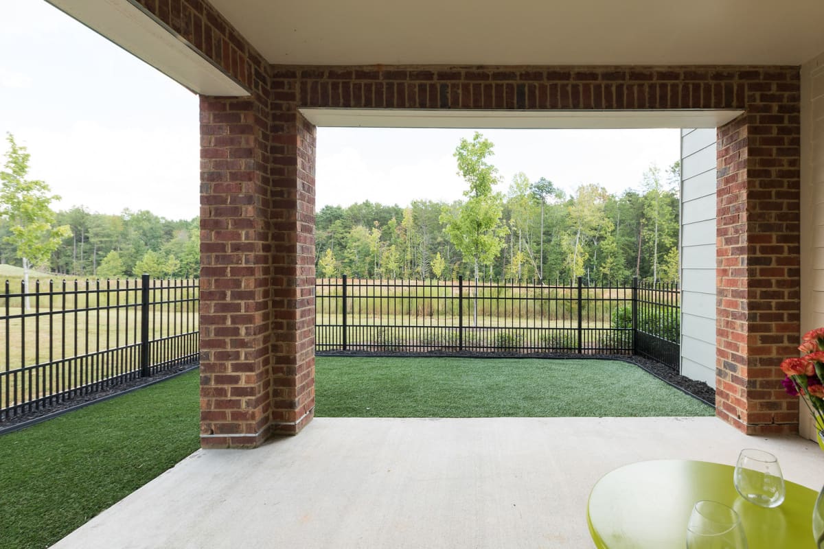 Velo Verdae Apartments landscaped yard area - Greenville, SC