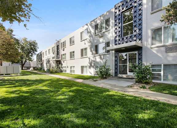 the building where the apartment is located at Park at Fitzsimons Apartments, Aurora, MO