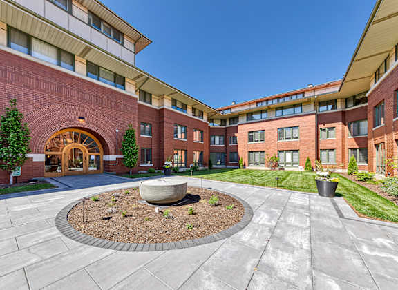 courtyard with a circular planter at Oak Park City, Oak Park, IL