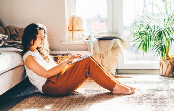 Lifestyle photo of woman working from home