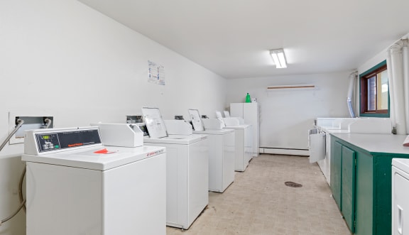 a laundry room with washers and dryers at ReNew End Street, Alaska, 99577