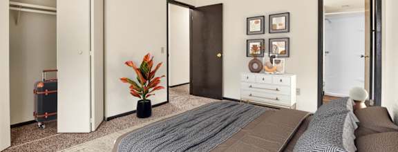 Bedroom With Closet Area at Indian Ridge Apartments, Davenport, IA, 52807