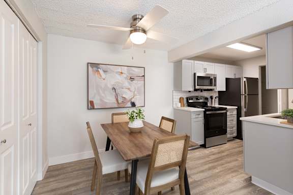 the preserve at ballantyne commons apartment dining room and kitchen