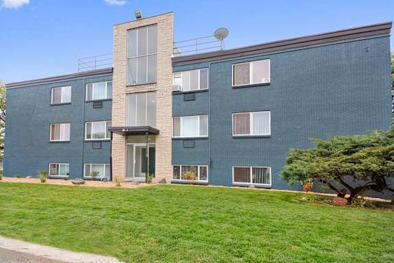 Lush Green Landscape at Stratford Plaza South, Denver