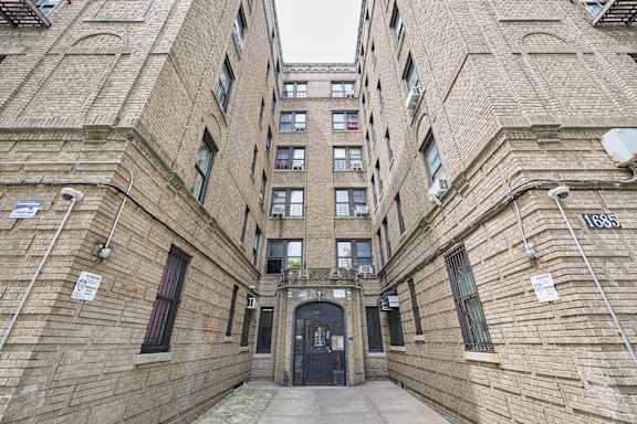 1685 Morris Ave exterior