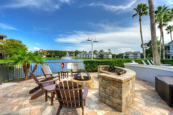 additional photo for property listing at chic digs with room to stretch out in the village 22 car