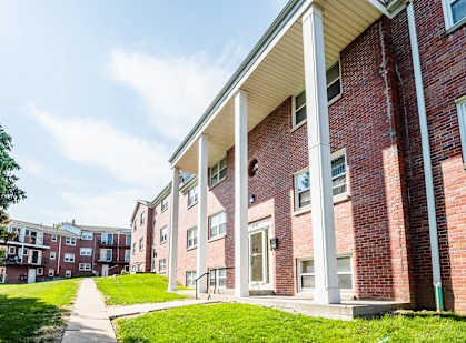 Building Exterior of The Colonial Apartments in Omaha, Nebraska