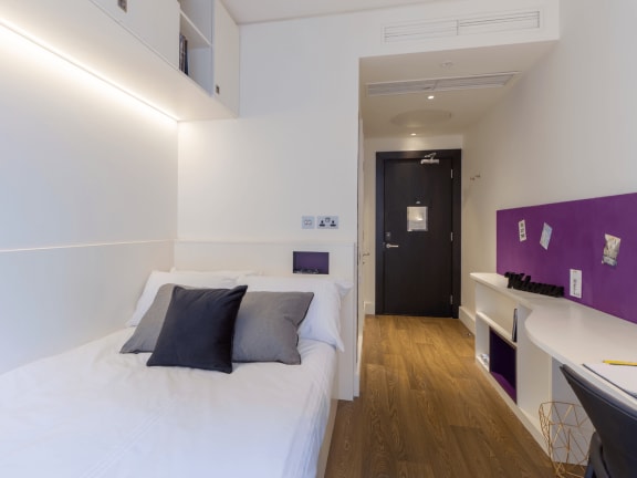 Spring Mews, London - En Suite, 2