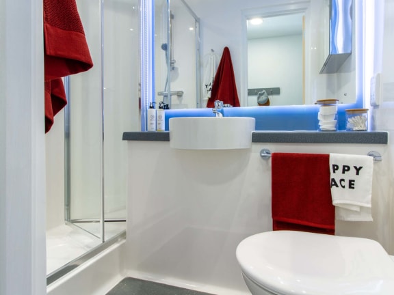 The Gate, Sheffield, En suite Bathroom 1