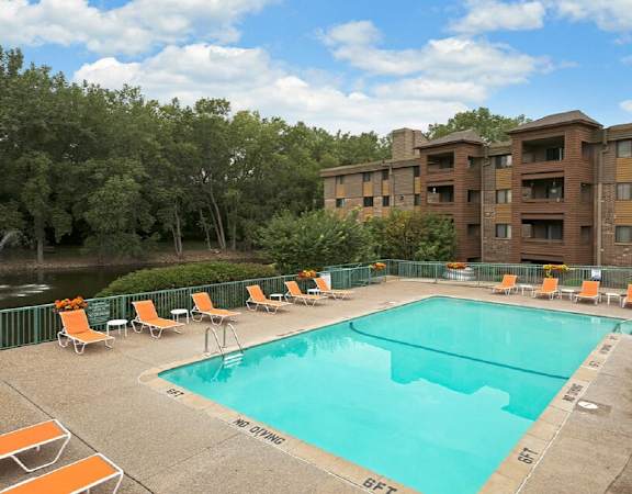 Willow Creek Apartments in Plymouth, MN Outdoor Pool