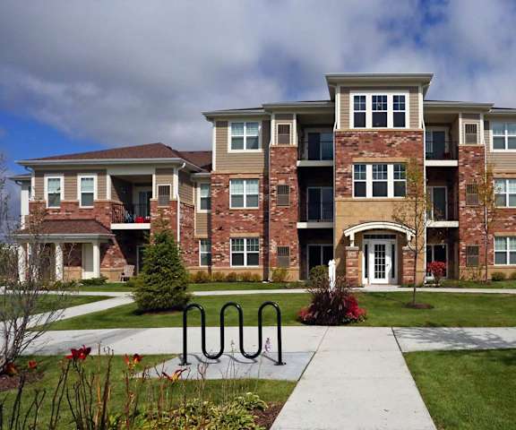 building exterior and lush landscaping at Algonquin Square in Chicago, IL 60615