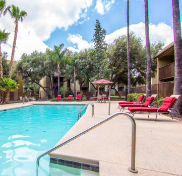 Pool & pool patio at River Oaks Apartments in Tucson, AZ