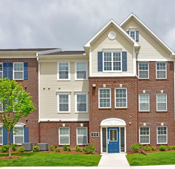 Apartment Building at River Hills Apartments in Fond du Lac, WI 54937