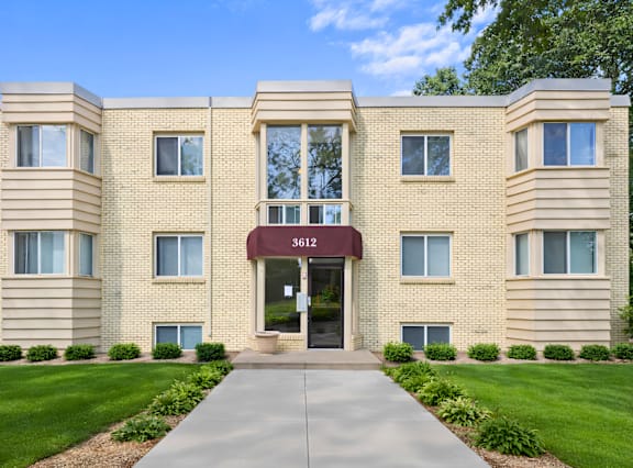 The building number is 8612.