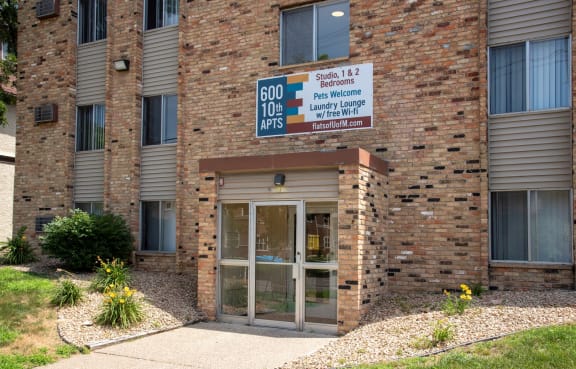 600 10th Ave Apartments entry