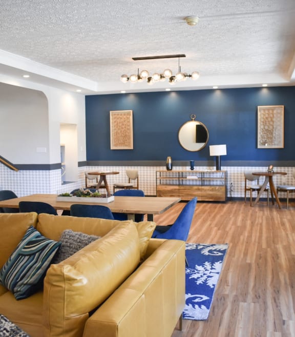 Living room at Walnut Crossings in Monroeville, PA 15146