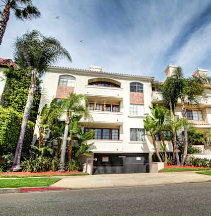 A row of houses with a tree in front of them at Darlington Apartments, Los Angeles, California