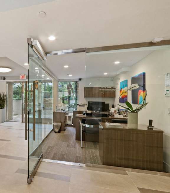 Business Center at Palm Royale Apartments, Los Angeles