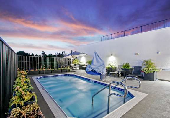 Luxury Sparkling Pool