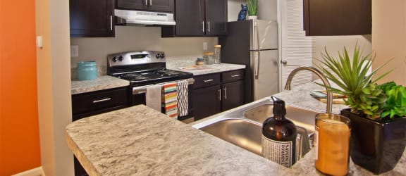 Kitchen Bar With Granite Counter Top at River Oak Apartments, PRG Real Estate, Louisville