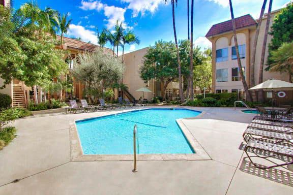 Resort-style courtyard swimming pool, lounge and picnic area on the sides