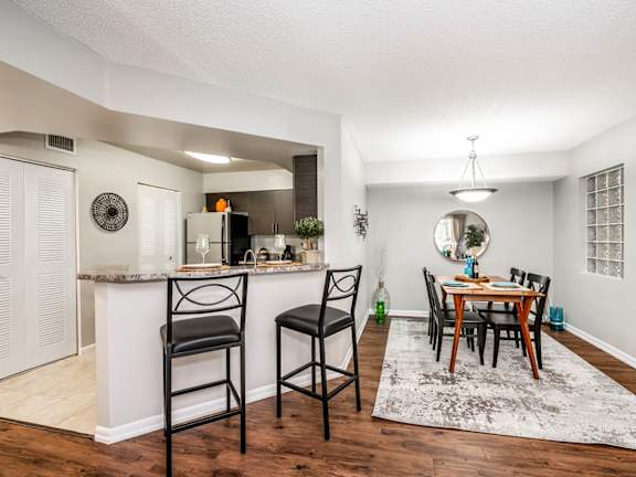 A kitchen with a bar and a dining table at Pembroke Pines Landings, Pembroke Pines
