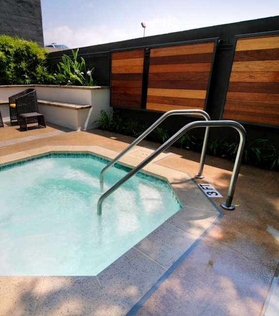 Hot tub at El Greco Lofts, Los Angeles, CA