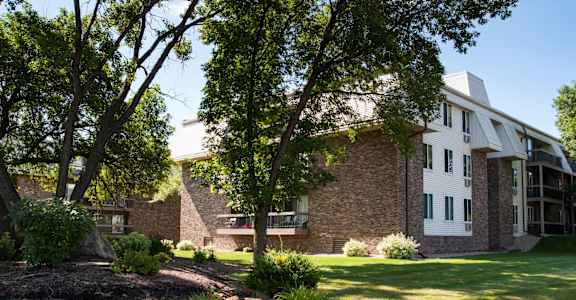 Green lawn at Burnsville Parkway Apartments, Burnsville, MN, 55337