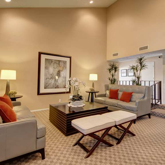 The common room in Fairgreen Apartments with two couches and coffee tables. 