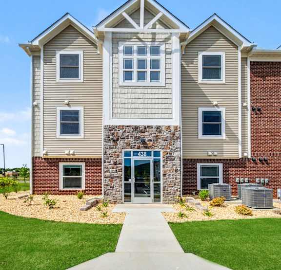 an exterior apartment building with green grass at Chase Creek Apartment Homes, Huntsville, AL, 35811