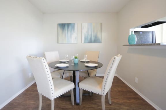 brandon-oaks-dining-area