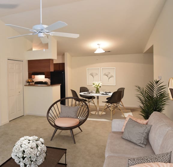 Living Room at Irene Woods Apartments, Collierville, TN 38017