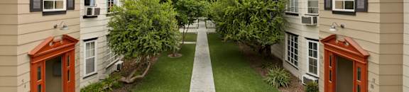Apartments in Van Nuys large courtyard