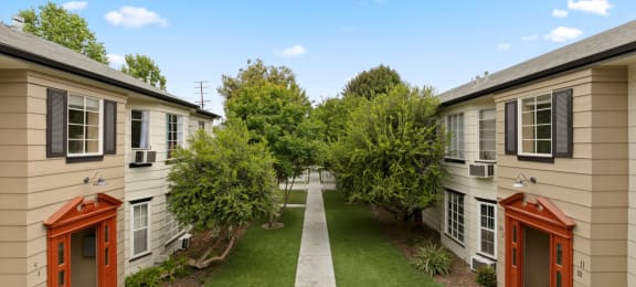 Apartments in Van Nuys large courtyard
