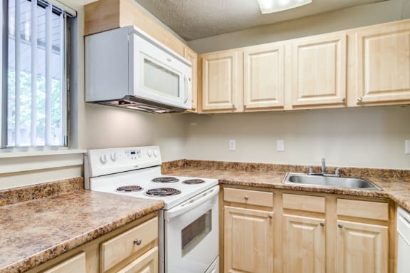 Fully Equipped Kitchen at Arlington Park at Wildwood, Marietta, 30067