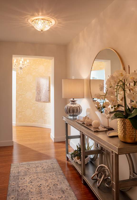 A room with a table, a mirror, and a lamp at Residences Providence, Providence