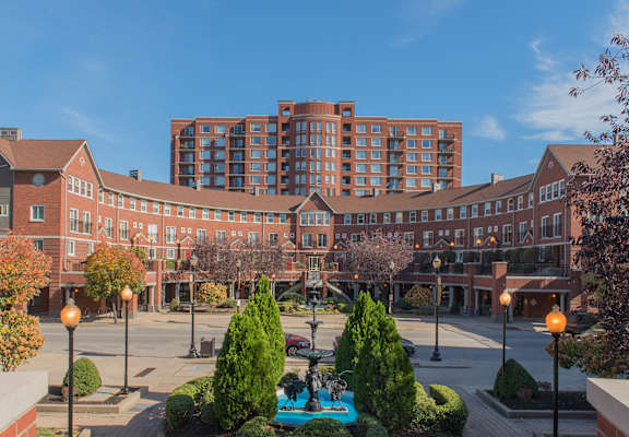 Courtyard with elegant fountain at Crescent Centre Apartments, Kentucky, 40202