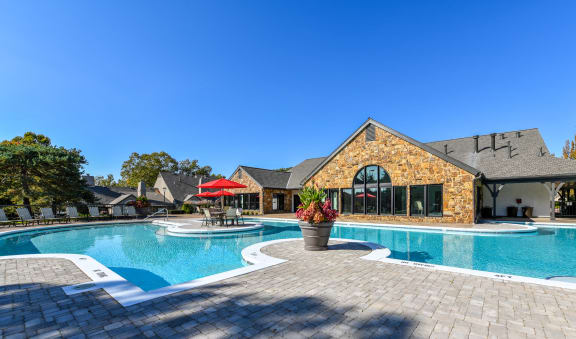 Exterior Pool at Pointe Royal, Overland Park