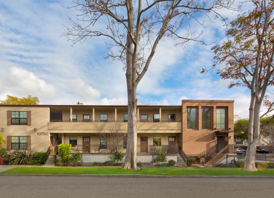 West-Los-Angeles-Luxury-Apartment-Missouri-Exterior-Front-Street-View