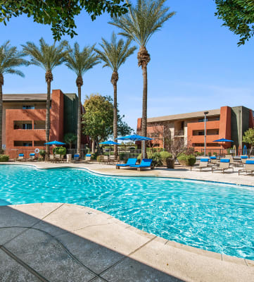 Swimming pool at Saratoga Ridge apartments in Phoenix, AZ