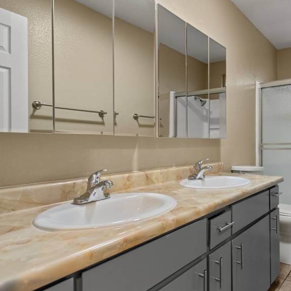 Bathroom With Bathtub at Cedar Park Apartments, Chico, California
